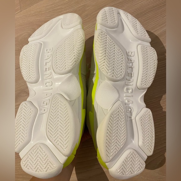 Authentic Balenciaga Triple Sneaker - Picture 2 of 6